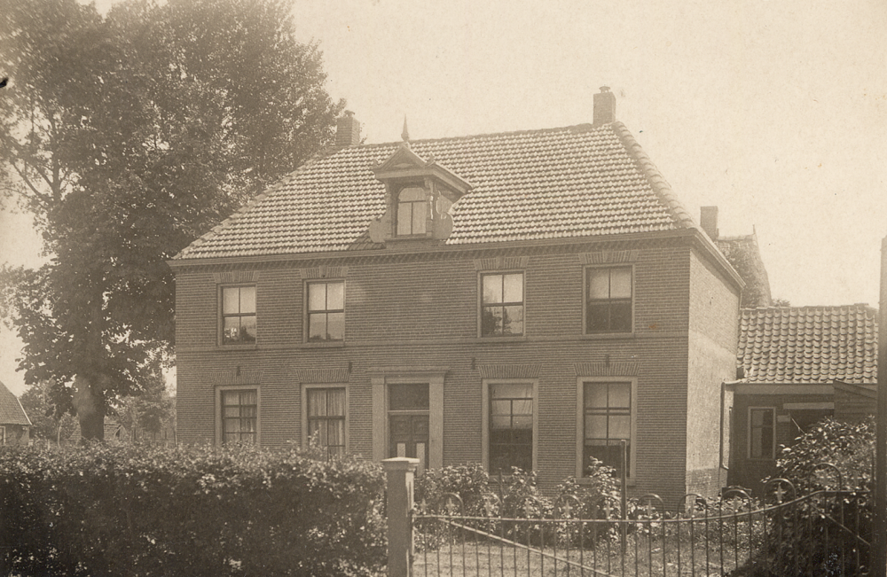 Bekijk detail van "HV09500: De Brink in Heemse, met de woning van de vervener Roos."