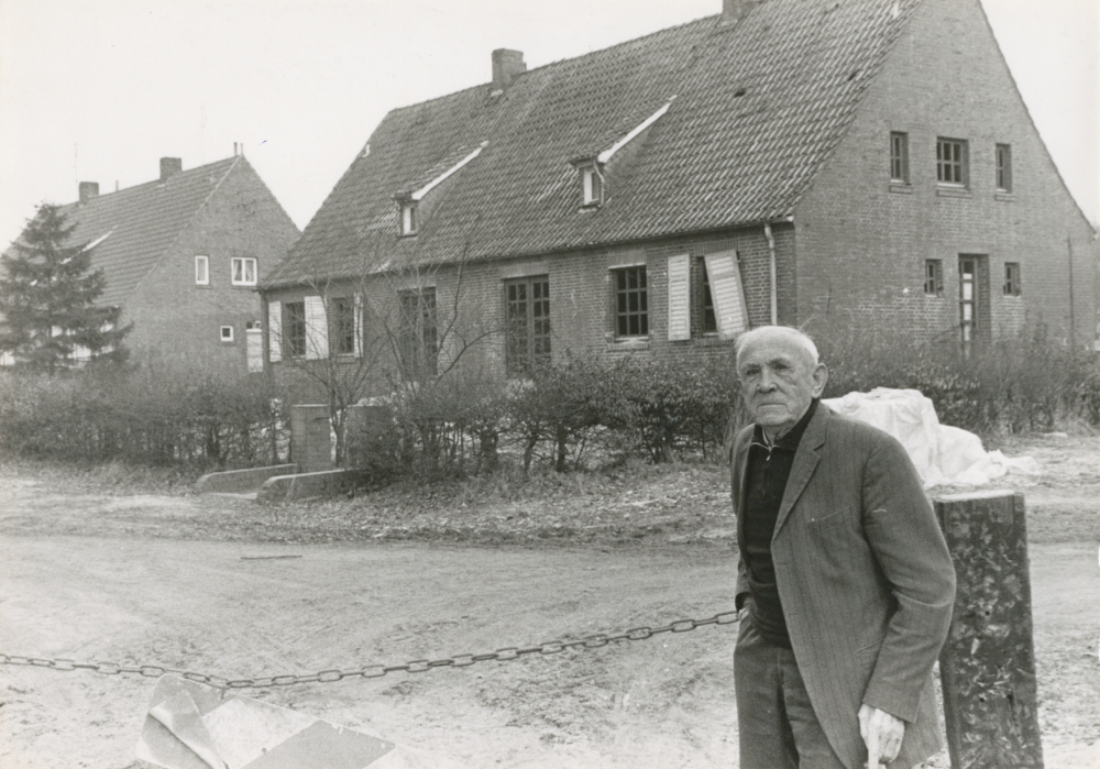 Bekijk detail van "HV09506: Herman Albers voor de woning op de Striepe in Duitsland bij de grensovergang in Langeveen."