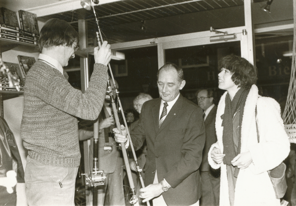 Bekijk detail van "HV09521: Opening van de winkel van de fa. Borneman aan het Oosteinde in Hardenberg."