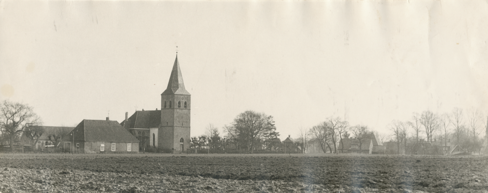 Bekijk detail van "HV09997: Gezicht over de kamp in Heemse op de Nederlands Hervormde Kerk met kosterswoning."