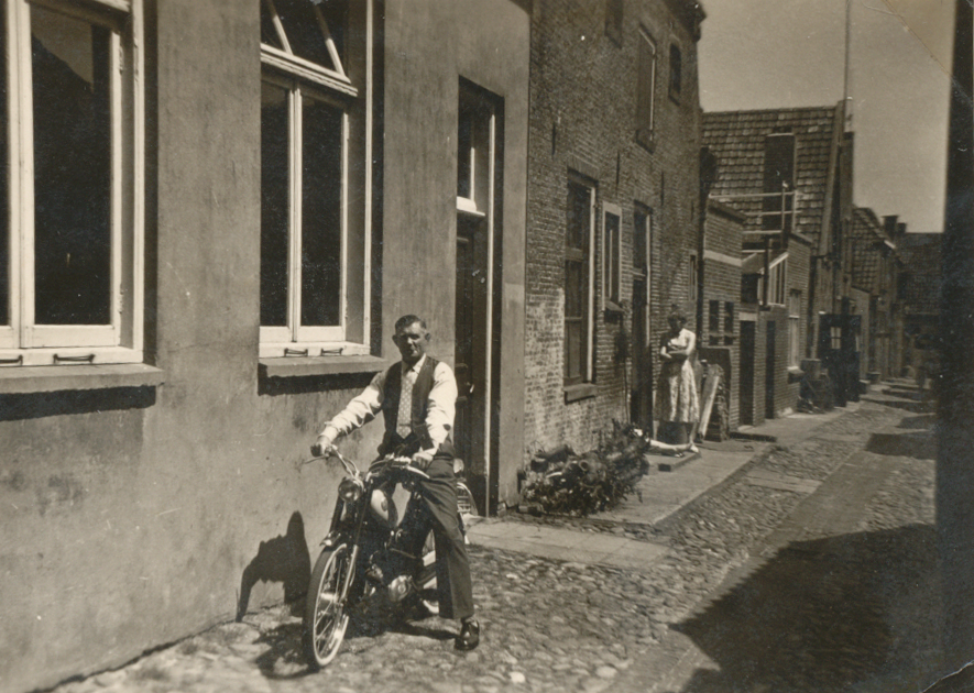 Bekijk detail van "HV10010: De heer Grootoonk op zijn Sparta brommer aan de achterzijde van het gemeentehuis aan de Ganzestraat in Hardenberg."