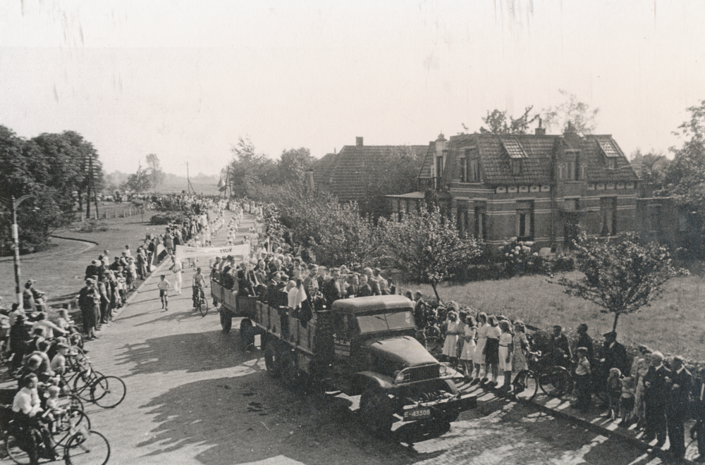 Bekijk detail van "HV10062: Een Optocht van Gymnastiekvereniging HGV uit Hardenberg in mei 1945."