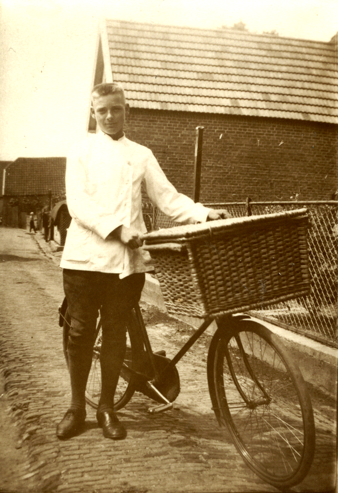 Bekijk detail van "HV10121 :Herman Brunink junior, achter het huis van Jacob Bakker aan de Hoge Doelen in Hardenbeg.."