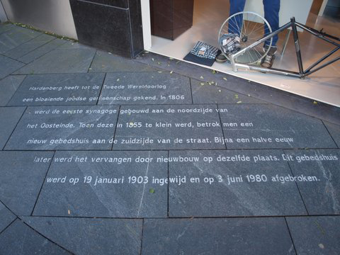 Bekijk detail van "HV10325B: Gedenktegels bij plaats waar de Synagoge stond, bij het plaatsen van '<span class="highlight">Struikelstenen</span>', 15 september 2012.."
