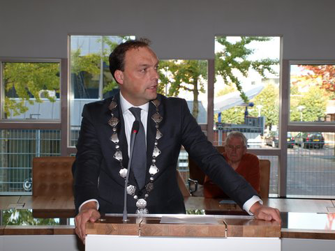 Bekijk detail van "HV10325M: Toespraak door burgemeester P. Snijders van de gemeente Hardenberg, bij het plaatsen van '<span class="highlight">Struikelstenen</span>', 15 september 2012."