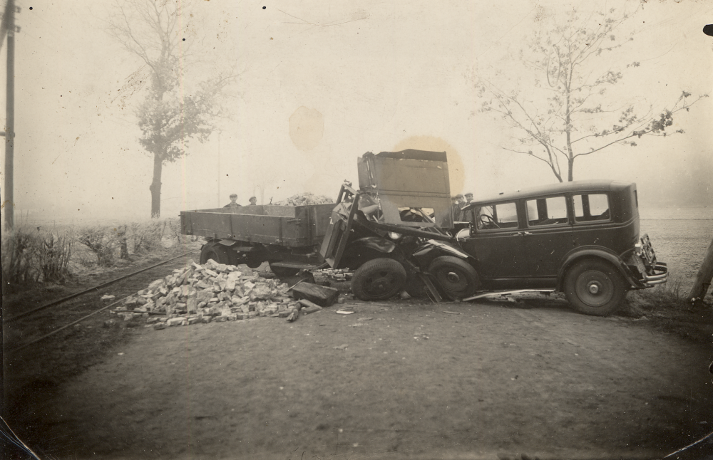 Bekijk detail van "HV10383: Een Botsing met de Truck van Renkema uit Hardenberg."