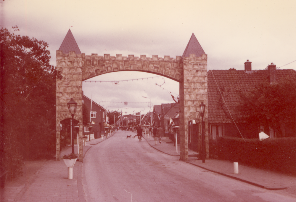 Bekijk detail van "HV10413: 600 jaar Hardenberg, Toegangspoort richting De Brink in Heemse."