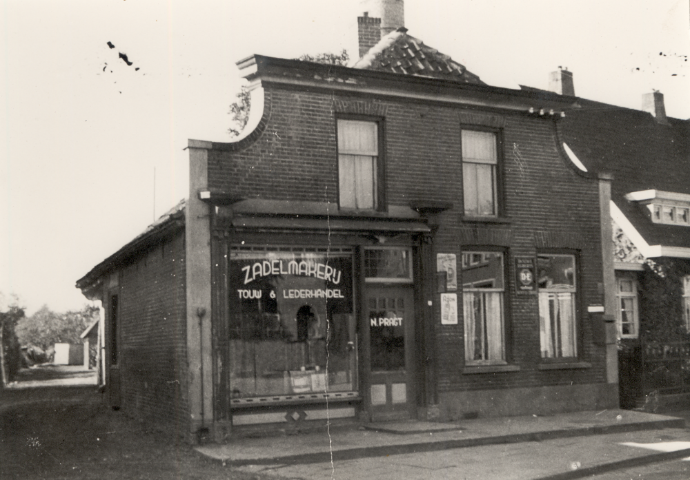 Bekijk detail van "HV10605: De Woning, winkel van Nico Pragt aan de <span class="highlight">Stationsstraat</span> in <span class="highlight">Hardenberg</span>."