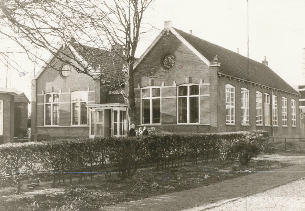 Bekijk detail van "HV10814: De oude Gereformeerde school in Lutten."