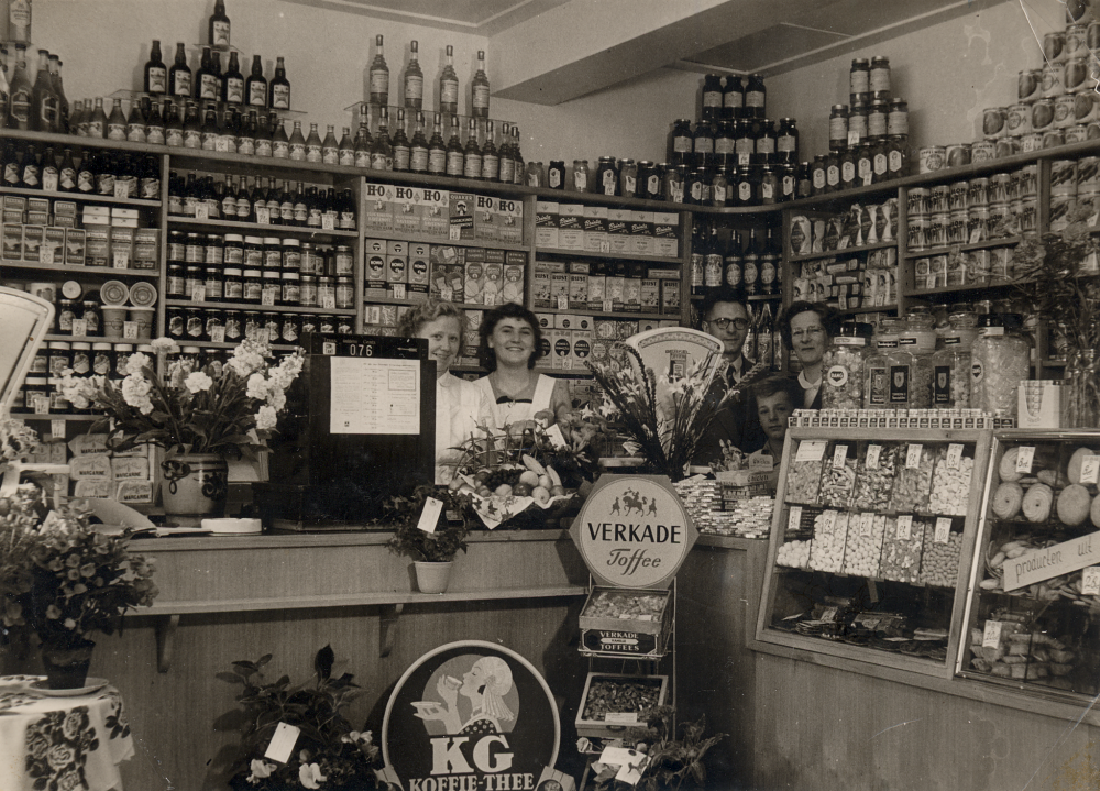 Bekijk detail van "HV10904: Interieur van de winkel van de fam. Oostenbrink aan de Hessenweg in Heemse."