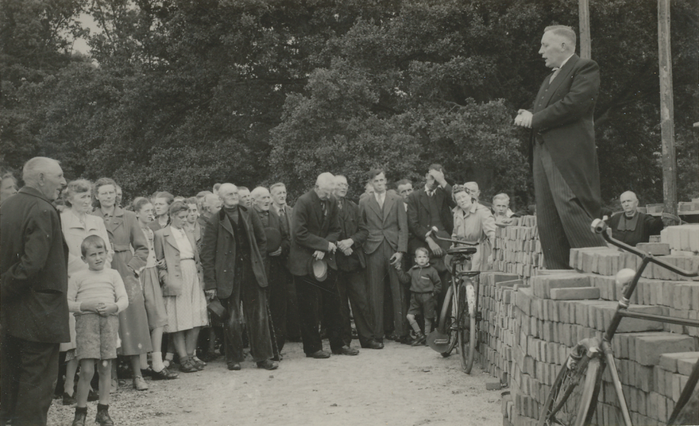 Bekijk detail van "HV10916: Ds. Kampherbeek legt de eerste steen van de in aanbouw zijnde Gereformeerde Kerk in Heemse, 1 september 1951."