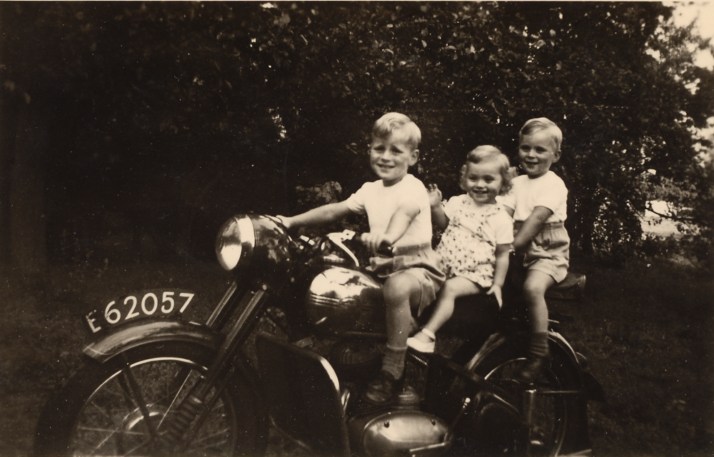 Bekijk detail van "HV10926: Drie kinderen op een motor."
