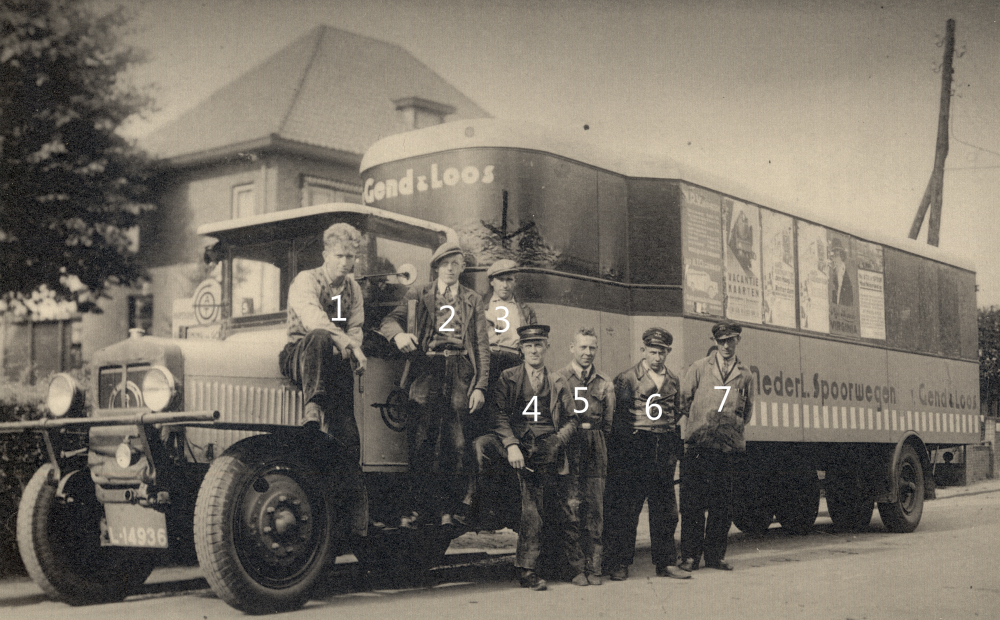 Bekijk detail van "HV11064: Een Vrachtauto van Van Gend en Loos, met een aantal medewerkers, aan de <span class="highlight">Gramsbergerweg</span> in Hardenberg."