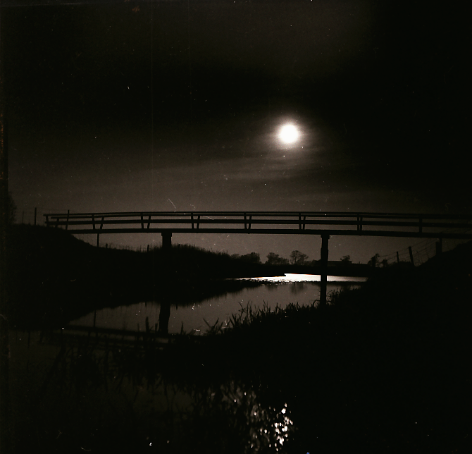 Bekijk detail van "HV11175: De Maan boven het bruggetje over het <span class="highlight">Oelenveer</span>, in de buurt van de stuw bij Hardenberg over de Vecht."