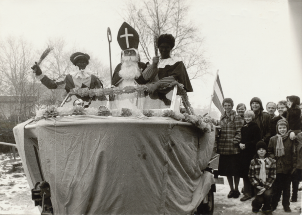 Bekijk detail van "HV11356: Sinterklaas in <span class="highlight">Schuinesloot</span> - De Belt."