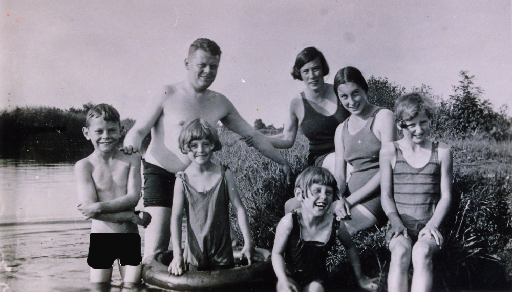 Bekijk detail van "HV11381C: De familie Gouwe uit Lutten aan het zwemmen in de Krimvaart."