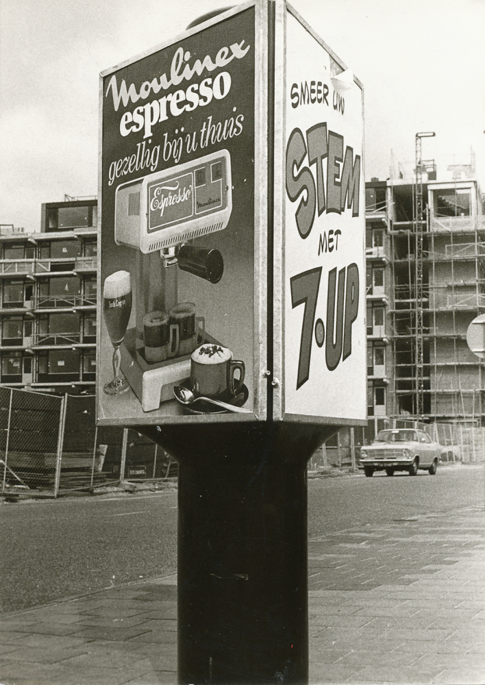 Bekijk detail van "HV11518: De Reclamezuil bij het <span class="highlight">Stephanusplein</span> te Hardenberg, met op de achtergrond de flat 'De Spinde'."