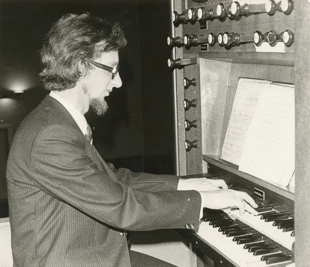 Bekijk detail van "HV11526: Organist Sander van Marion, bespeelt het orgel in de Höftekerk in Hardenberg."