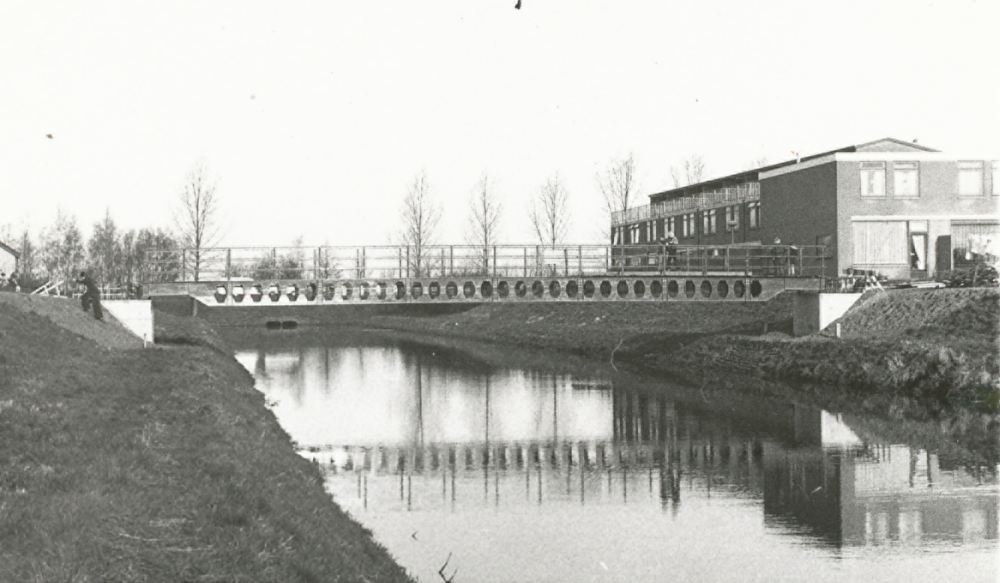 Bekijk detail van "HV11648: Brug over het <span class="highlight">Oelenveer</span> die de beide buurten op Heemsermars in Heemse verbindt."