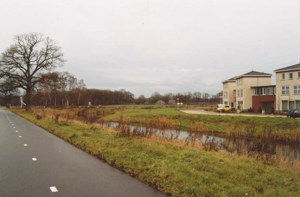 Bekijk detail van "HV11726B: De <span class="highlight">Haardijk</span> in Heemse richting Lutten met rechts de nieuwbouw van de Marslanden."