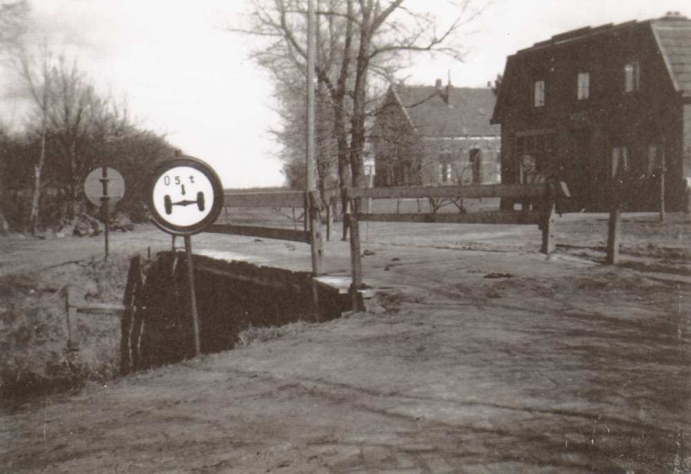 Bekijk detail van "HV11738: Eén van de laatste Bruggetjes over de Wijken van <span class="highlight">Schuinesloot</span>."