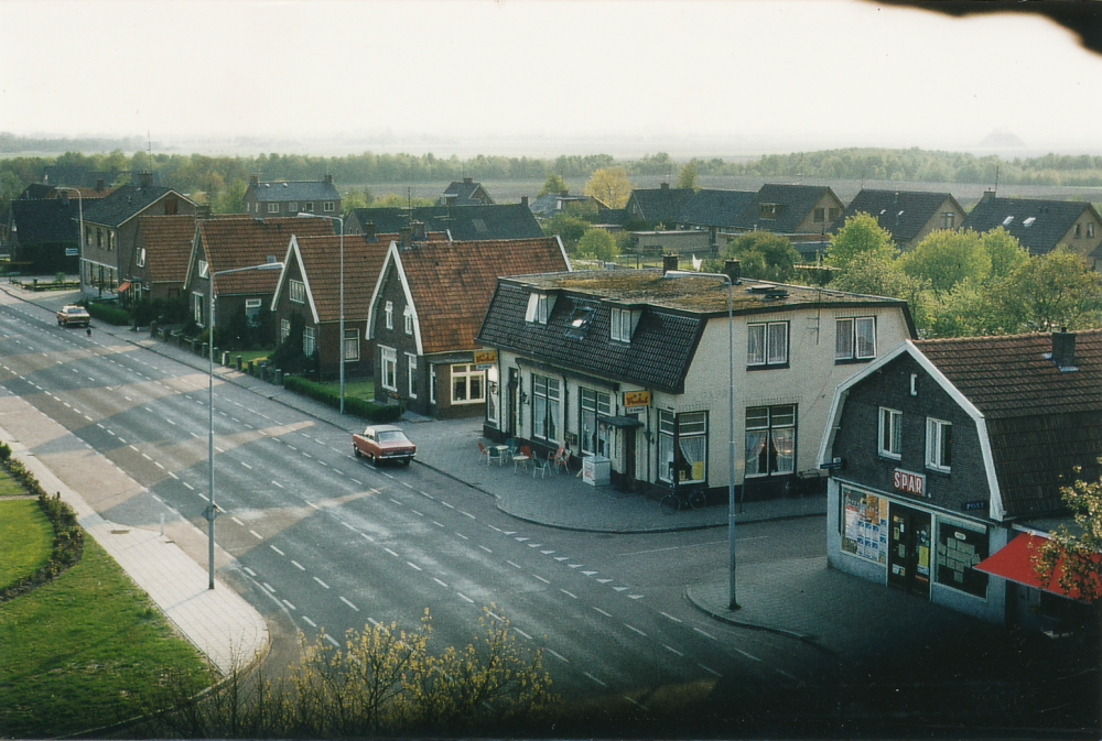 Bekijk detail van "HV11755B: De kruising Dorpsstraat - <span class="highlight">Groenedijk</span> in Kloosterhaar, met rechts de Kerkstraat."