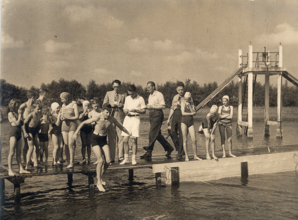 Bekijk detail van "HV11993: Proefzwemmen of Diplomazwemmen in het zwembad 'De Marsch' in Hardenberg."