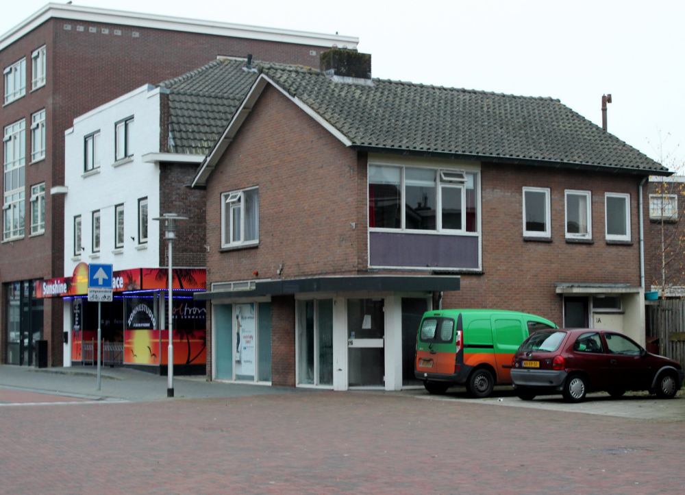 Bekijk detail van "HV12008: De voormalige Kiosk 'De Poort' van Harm Gort in Hardenberg."