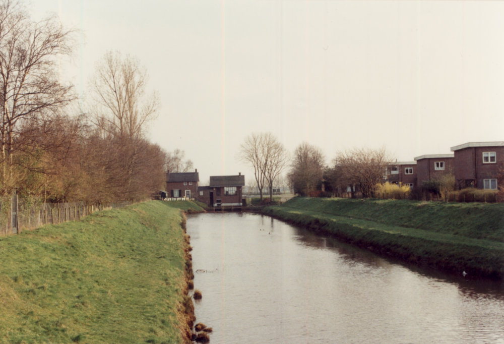 Bekijk detail van "HV12836: Zicht op het Oelenveergemaal vanaf de Oelenveerbrug in Heemse."