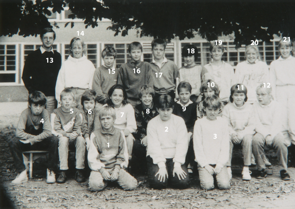 Bekijk detail van "HV13312: Groep 8 van de Christelijke Nationale Basisschool 'De Kastanjehof', in Hardenberg."