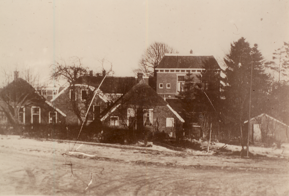 Bekijk detail van "HV14144: Boerderijen gezien vanaf nu de <span class="highlight">Rustenbergherstraat</span> met café Kampman aan de Hessenweg op de achtergrond in Heemse."