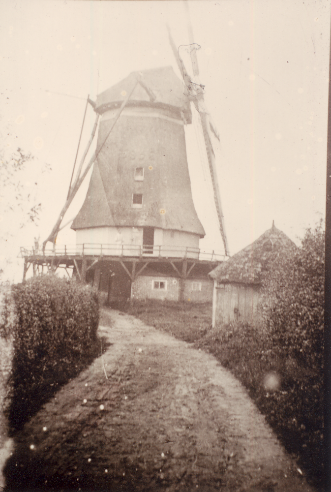 Bekijk detail van "HV14154: De Oelemölle, Windkorenmolen op de Brink in Heemse."