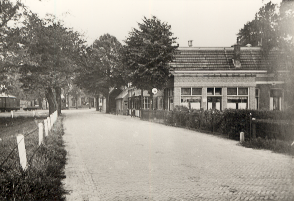 Bekijk detail van "HV14155: De Tramremise aan de Hessenweg in Heemse, rechts café Koeslag."