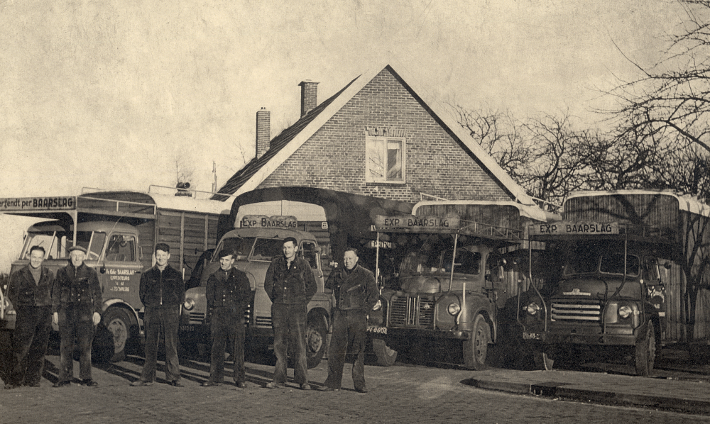 Bekijk detail van "HV14207: Het Wagenpark, met een aantal medewerkers, van transportbedrijf Baarslag aan de Burgemeester Schuitestraat in Hardenberg."