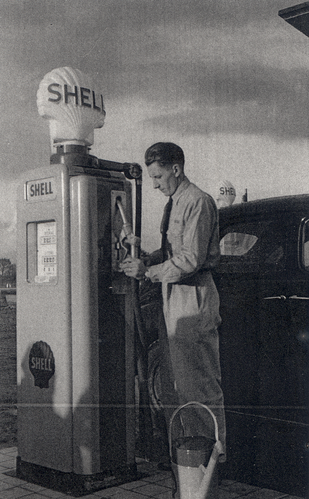 Bekijk detail van "HV14259: Garage Oostenbrink in Heemse, met de Shell pomp."