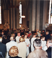 Bekijk detail van "Een volle kerk tijdens de afscheidviering van pastor Johan Mulder."