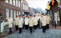 Bekijk detail van "Poaskearls en veel mannen uit Ootmarsum zingen de paasliederen tijdens de rondgang voorafgaand aan de Hoogmis."