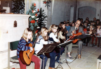 Bekijk detail van "Chris Velthuis met een muziekensemble tijdens een kinderviering in de kerk."