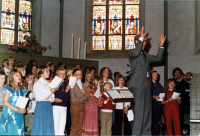 Bekijk detail van "Chris Velthuis met het kinderkoor tijdens de eucharistieviering t.g.v. het 25-jarig priesterjubileum van pastor Brummelaar."