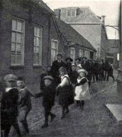 Bekijk detail van "Veel kinderen vlöggeln mee tijdens de paasdagen in 1923."