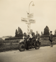 Bekijk detail van "Dokter G. Wortelboer met zijn zoons op de Harley Davidson."