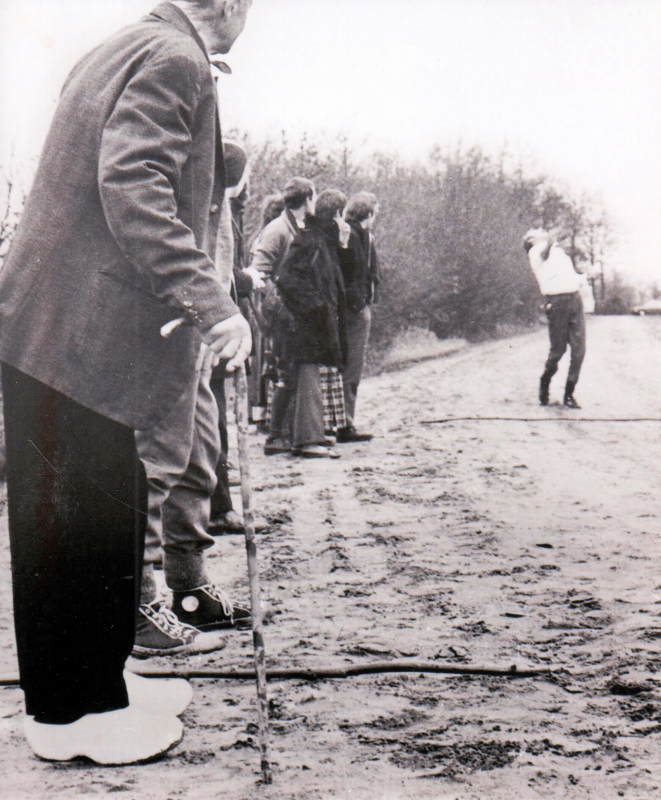 Bekijk detail van "Opening van de klootschietersbaan aan de <span class="highlight">Wiemselweg</span>."