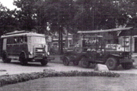 Bekijk detail van "Twee oude brandweerwagens op het Kerkplein."
