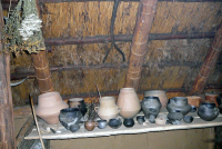 Bekijk detail van "Tentoongestelde replica's van urnen uit de grafheuvels bij Uelsen."