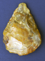 Bekijk detail van "Vuistbijl uit de Neanderthalertijd gevonden bij <span class="highlight">Mander</span>."