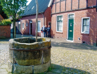 Bekijk detail van "Het Bergplein met de oude put van Bentheimerzandsteen."