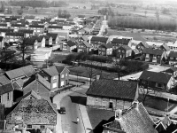 Bekijk detail van "Luchtfoto met op de voorgrond de Keerweer en de stadsuitbreiding van Ootmarsum richting Cellenkamp."