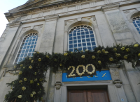 Bekijk detail van "Boog langs de hoofdingang van de N.H. kerk t.g.v. het 200-jarig bestaan."