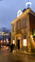 Bekijk detail van "De nieuwe gevelverlichting van het oude stadhuis."