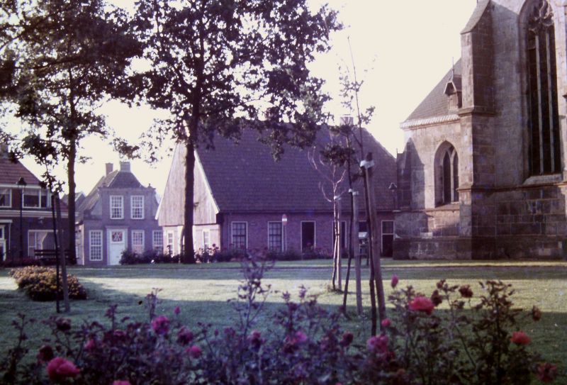 Bekijk detail van "Het Kerkplein omzoomd door rozenperken."